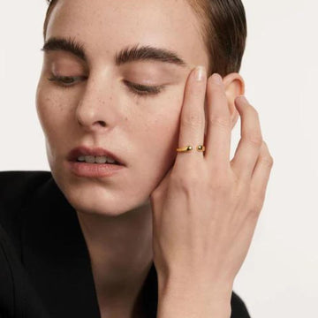 Γυναικείο δαχτυλίδι PDPAOLA AN01-903 Crush Ring κατασκευασμένο από ασήμι 925 επιχρυσωμένο με επίστρωση κίτρινου χρυσού 18 καρατίων και πλάτος κατασκευής 4mm με ανοιχτό τελείωμα.
